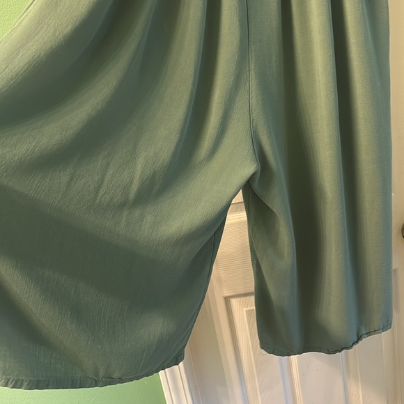 Hunter & Brown BOHO Wide Leg Cropped One Piece Sleeveless Jumpsuit Green Medium - Picture 3 of 4